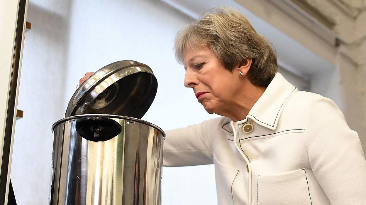 Theresa May, este lunes durante una visita a un centro social en Vauxhall, en el sur de Londres