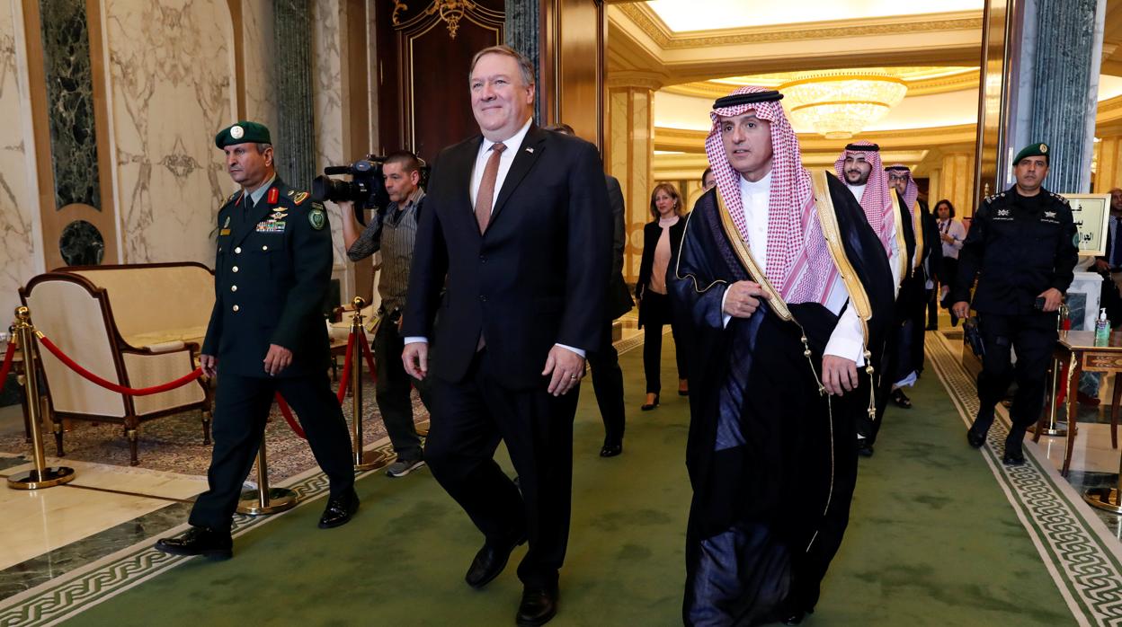 El secretario de Estado de Estados Unidos, Mike Pompeo, y su colega saudí, Al Jubeir, ayer en Riad
