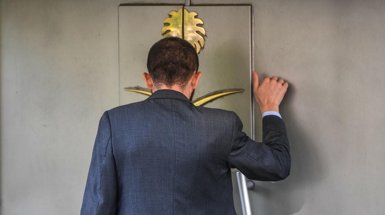 Un miembro del equipo de seguridad llama a la puerta del consulado saudí en Estambul