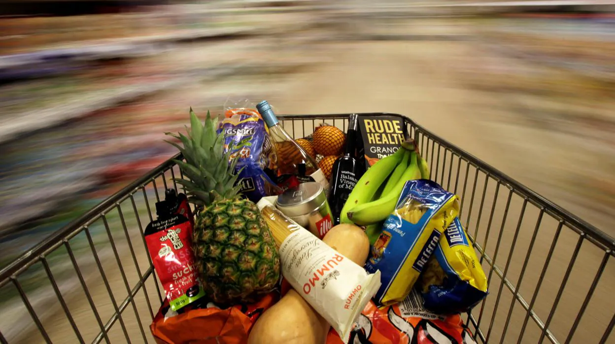 Un carro con comida es empujado en un supermercado de Londres, en una imagen de archivo