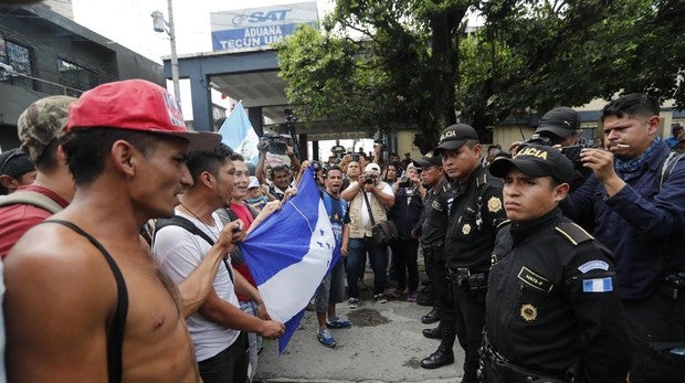 La Caravana de hondureños que desafía a Trump llega a México