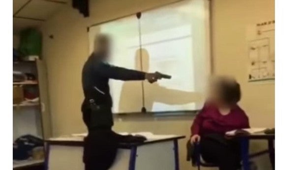 El vídeo de un alumno apuntando a una profesora con una pistola en clase desata la polémica en Francia