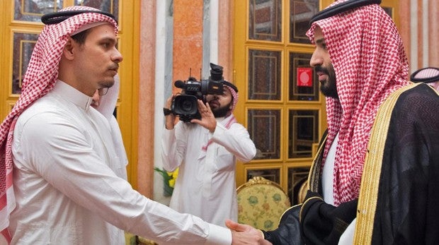 El príncipe heredero saudí da el pésame al hijo de Khashoggi