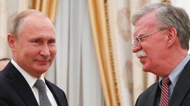 Bolton le dice a Putin que no ha venido a Moscú en son de paz pero sí a responder a cualquier pregunta