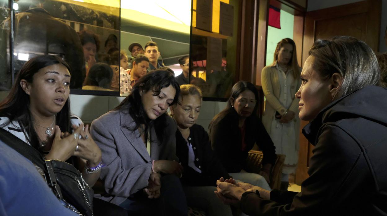 La actriz y enviada especial de Acnur, Angelina Jolie, visita un refugio de venezolanos en Lima