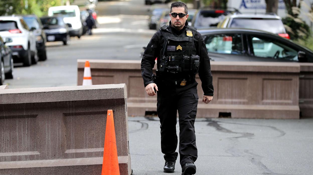 Un agente durante la investigación del envío de un paquete bomba contra Obama