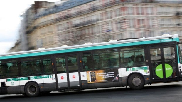 Un conductor vacía su autobús para dejar montar a un hombre en silla de ruedas al que nadie hizo hueco