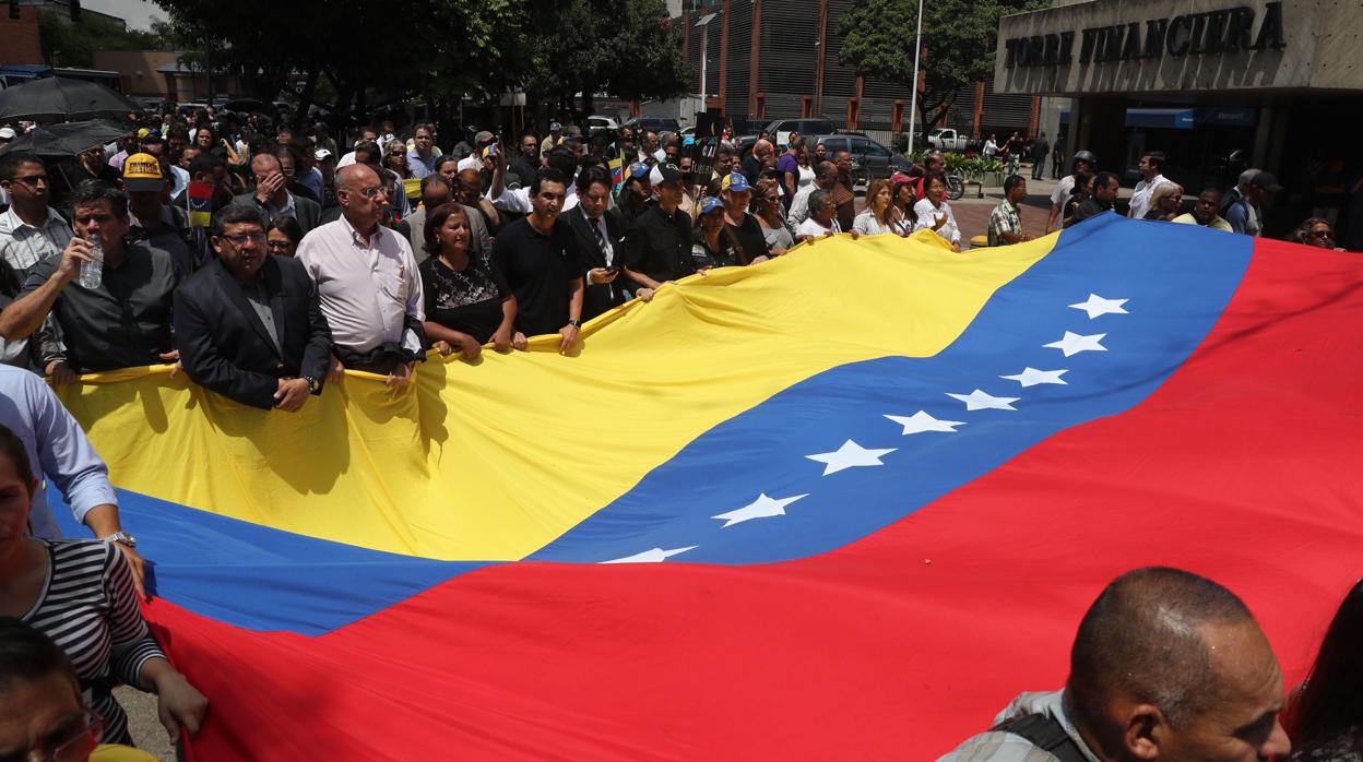 El líder opositor Henrique Capriles (c), junto a distintos dirigentes del partido opositor Primero Justicia (PJ), participa en una caminata que acompaña el cortejo fúnebre del concejal venezolano fallecido Fernando Albán