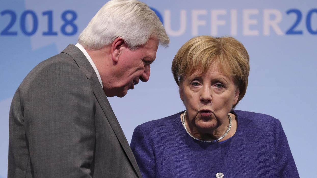 Angela Merkel conversa con el líder adjunto de la CDU y primer ministro de Hesse, Volker Bouffier, durante un evento de campaña de la CDU