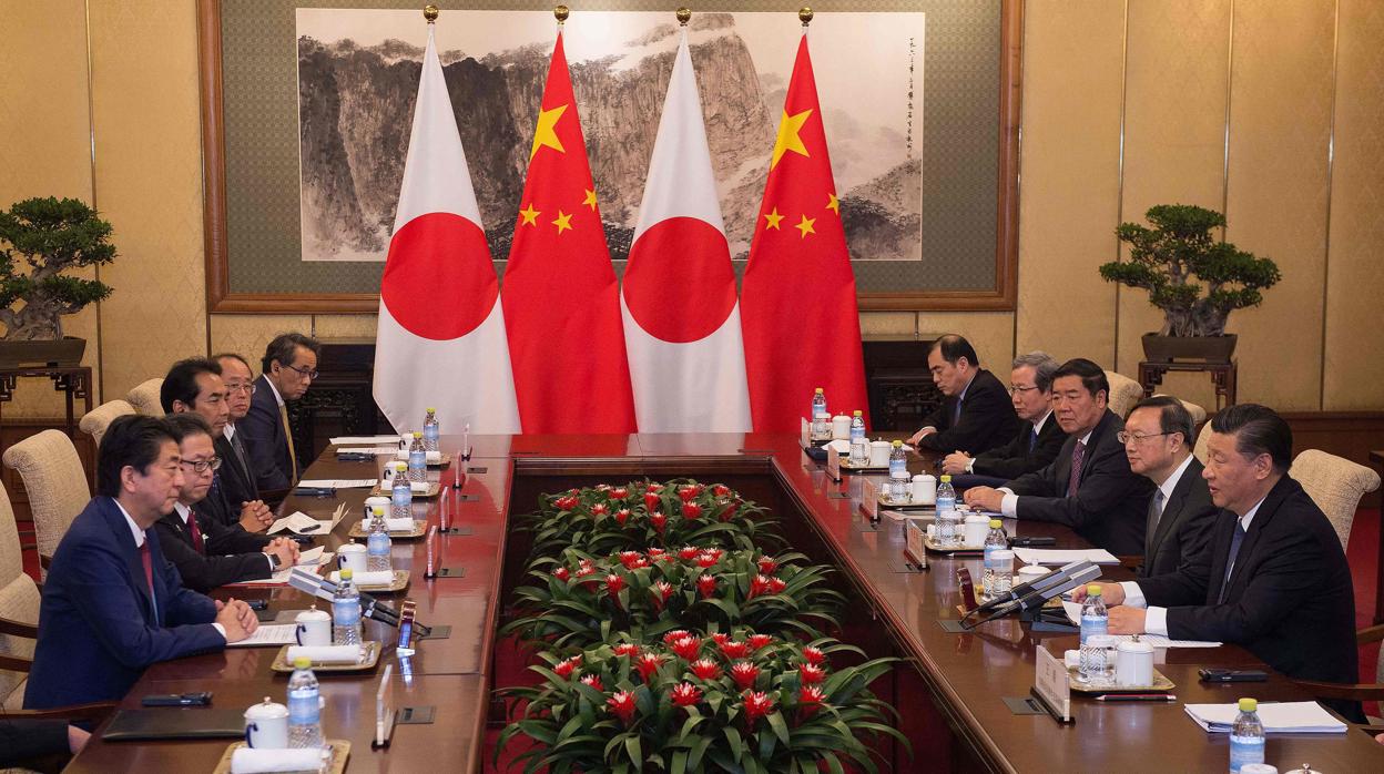 Shinzo Abe y Xi Jinping, durante su encuentro en Pekín