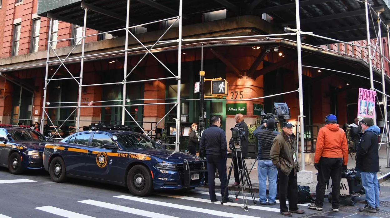 La Policía y la prensa frente al restaurante de Robert de Niro