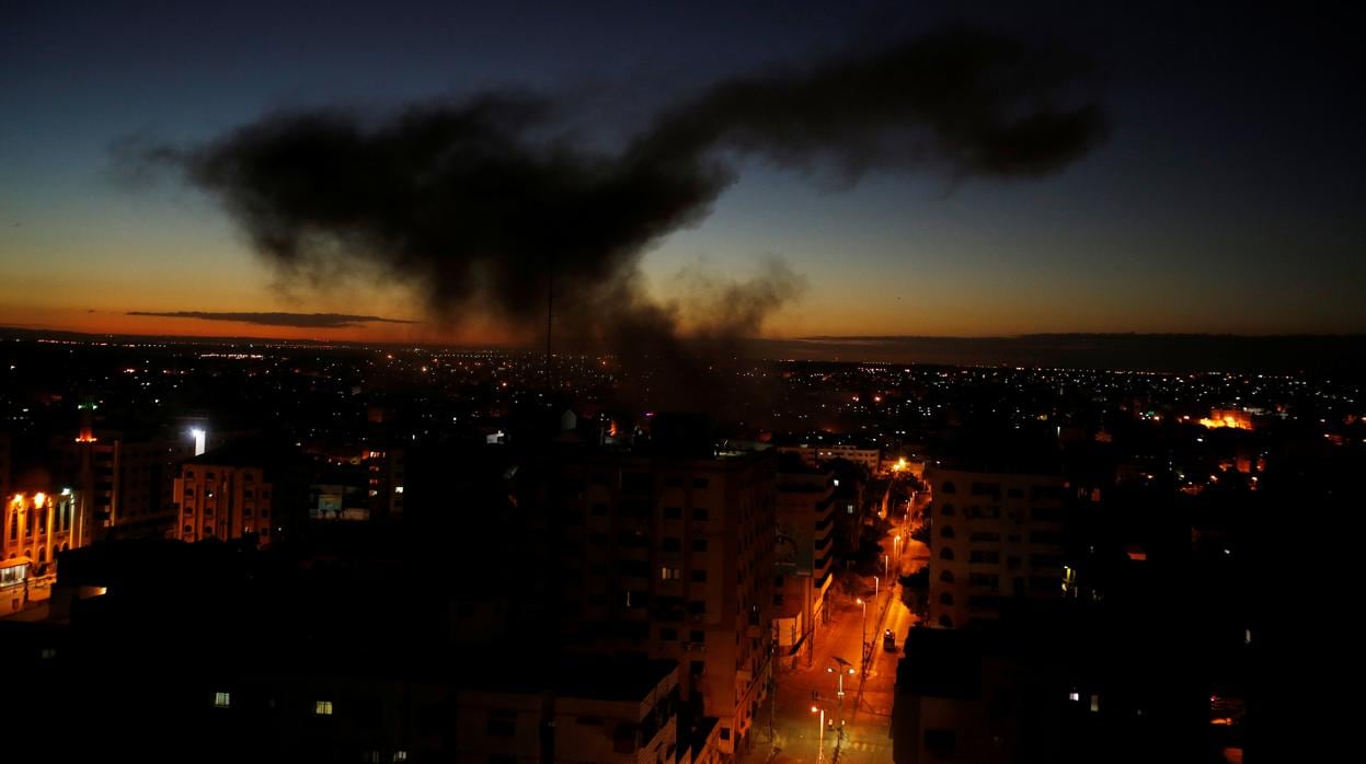 Una columna de humo en Gaza tras el ataque israelí