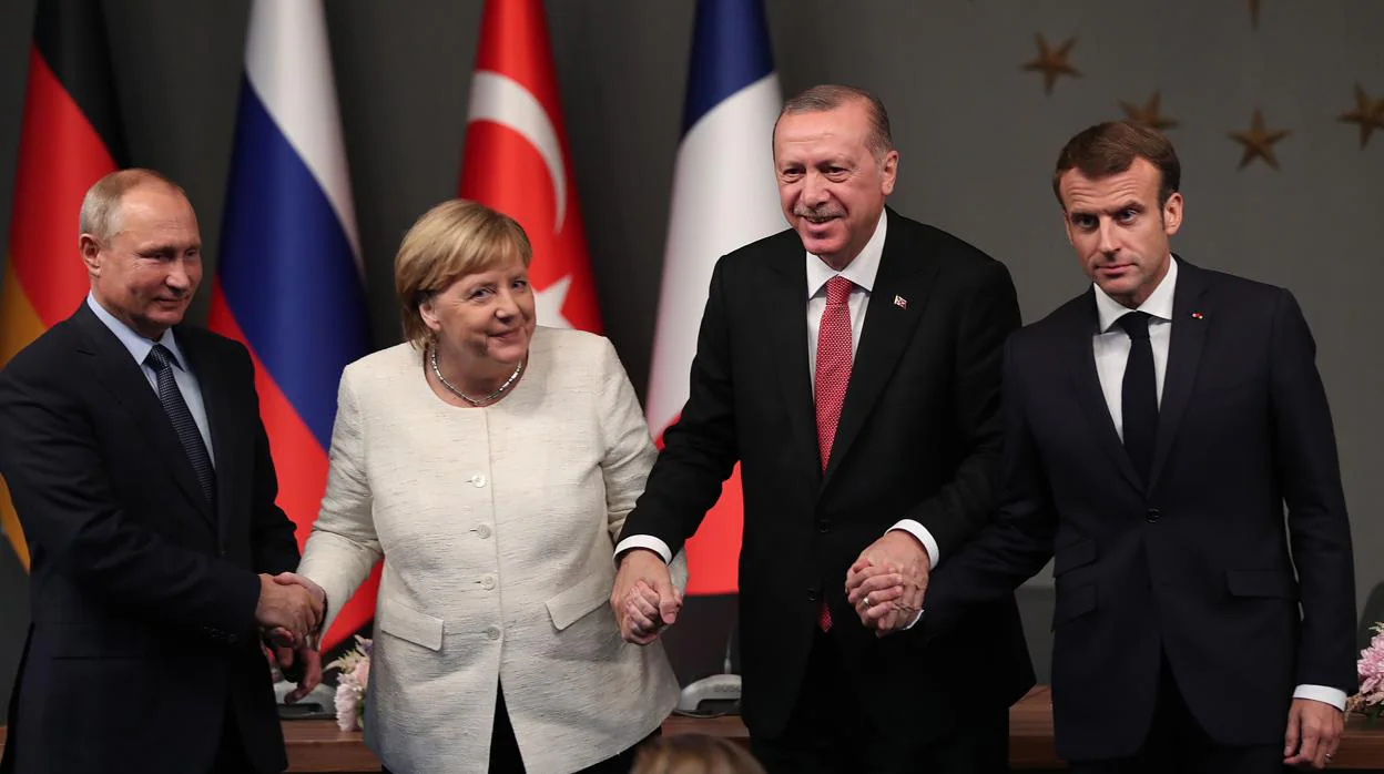 Putin, Merkel, Erdogan y Macron durante la cumbre en Estambul