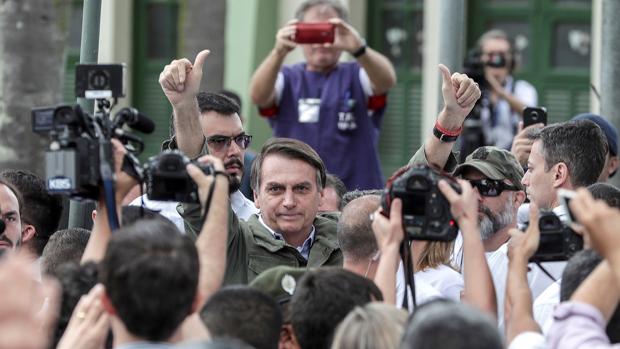 Bolsonaro canta victoria al votar y Haddad aún confía en la remontada