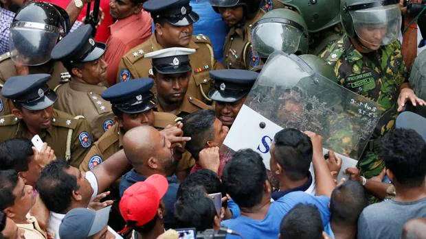 Un muerto y dos heridos en un tiroteo en Sri Lanka tras la suspensión del Parlamento