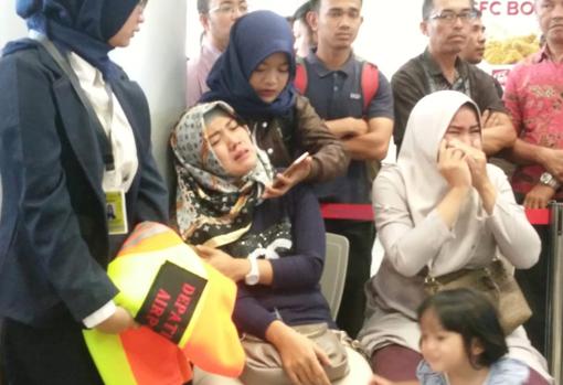 Familiares de los ocupantes esperan en el aeropuerto a recibir más noticias