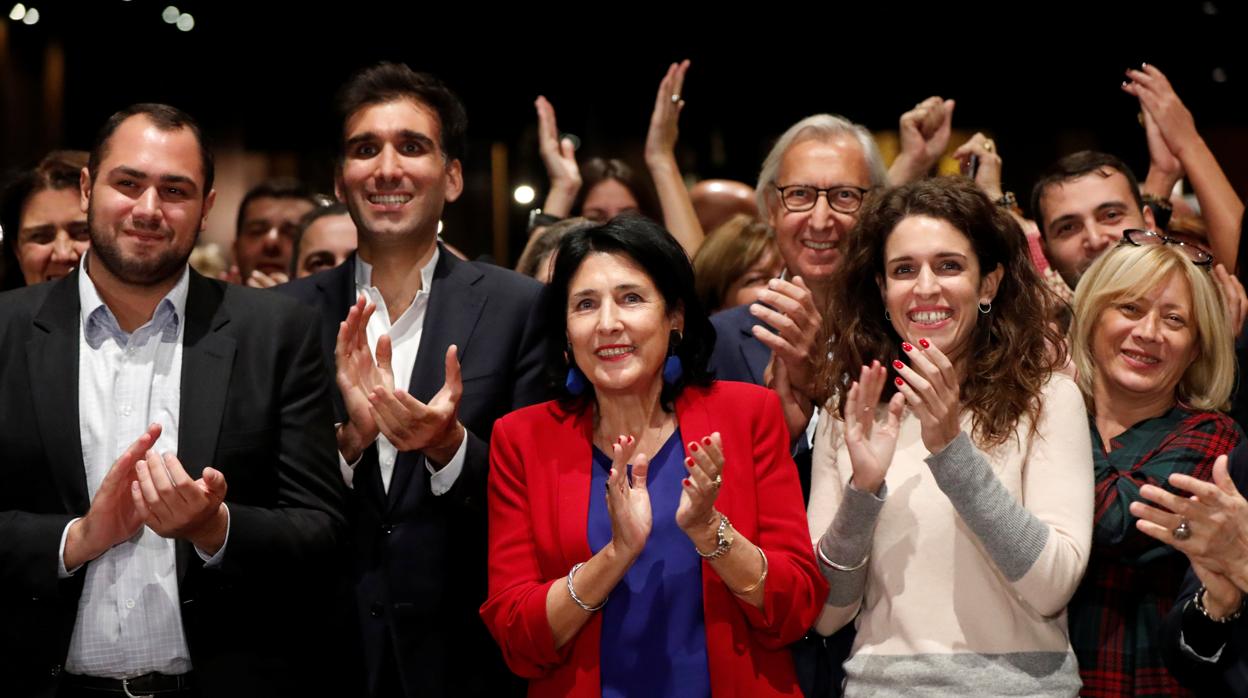 La candidata de Sueño Georgiana, Salome Zurabishvili (en el centro), celebra los resultados de los sondeos