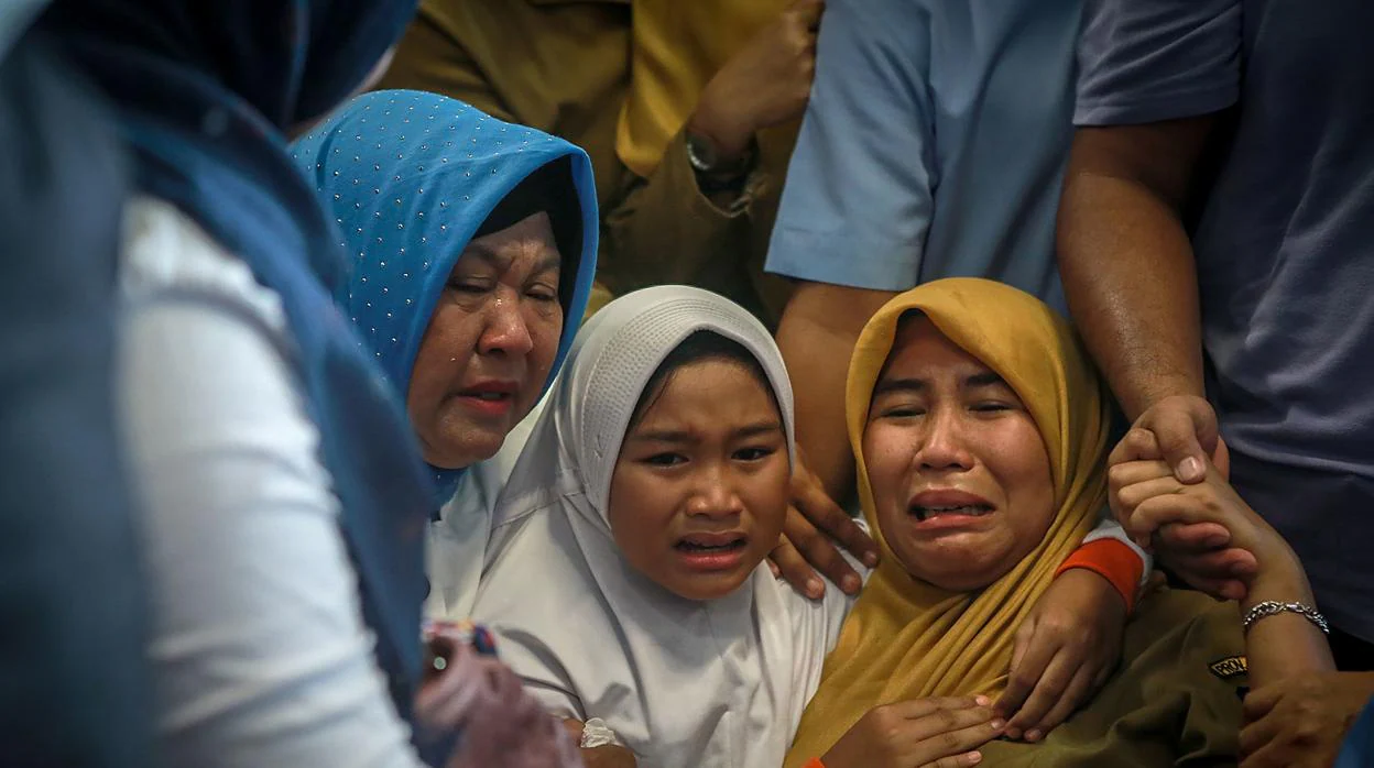 Familiares de los pasajeros del vuelo indonesio estrellado la última semana