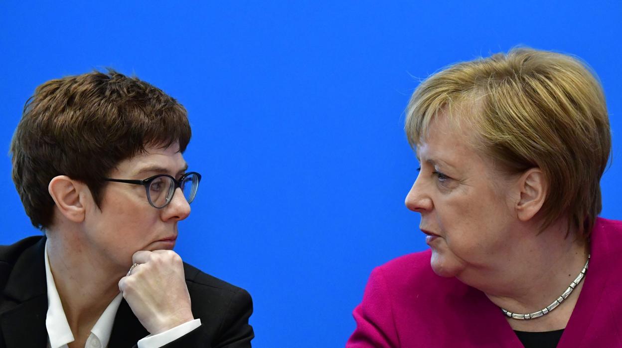 Annegret Kramp-Karrenbauer, la favorita para suceder a Merkel, junto a la todavía canciller
