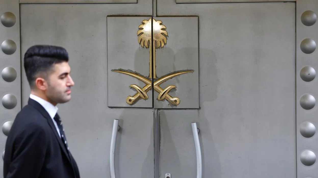 Un miembro del personal de seguridad se encuentra en la entrada del consulado de Arabia Saudí en Estambul