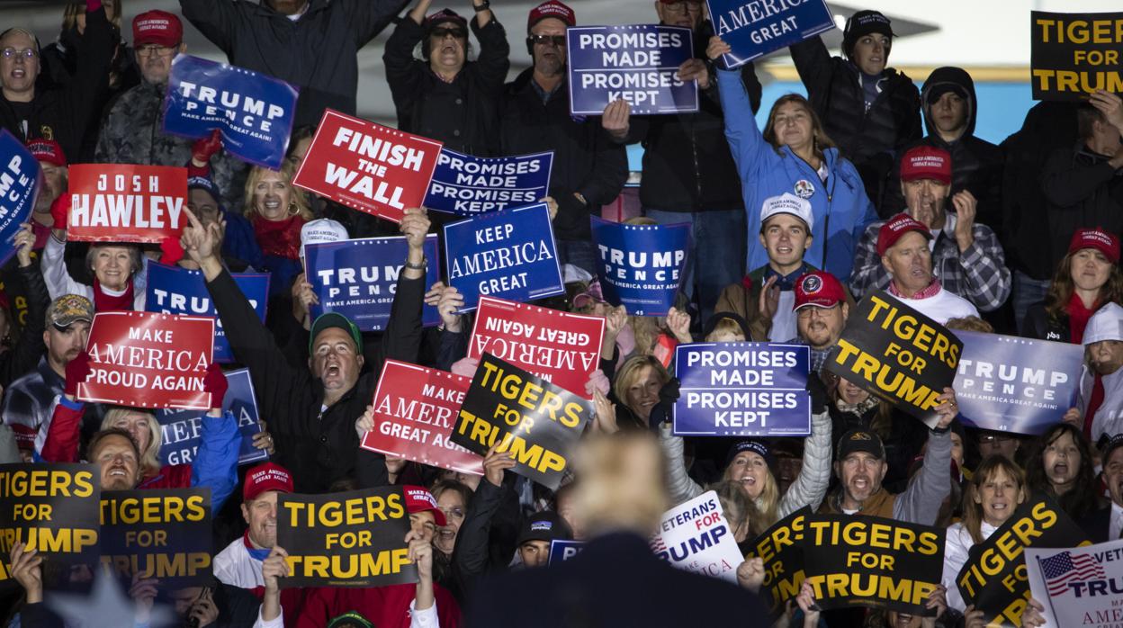 El presidente Trump (de espaldas), durante un acto electoral en el estado de Misuri, este jueves