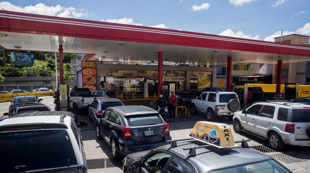 Colas de coches esperando poner gasolina en una estación estatal en Caracas