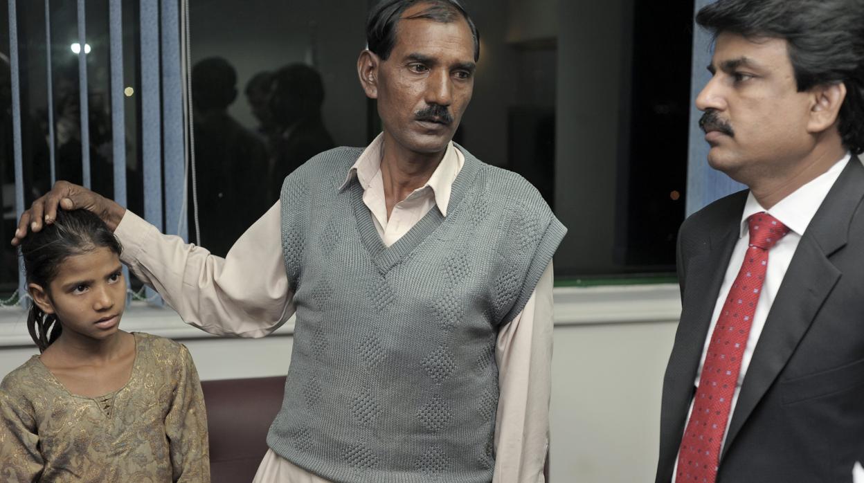 Ashiq Maseeh (centro), marido de Asia Bibi, jutnto al ministro de Exteriores paquistaní, ShahbazBhatt