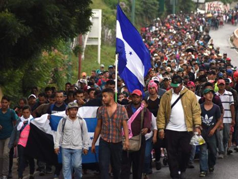 Caravana de emigrantes hondureños a su paso por Guatemala