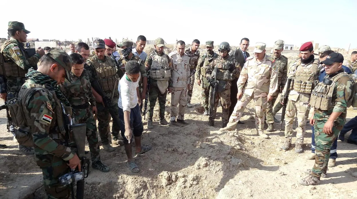 Foto archivo de las fuerzas iraquíes registran el sitio de una presunta fosa común