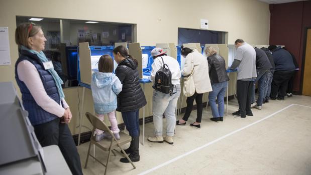 EE.UU. comienza a votar en unas históricas elecciones legislativas