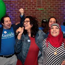 Rashida Tlaib (centro)