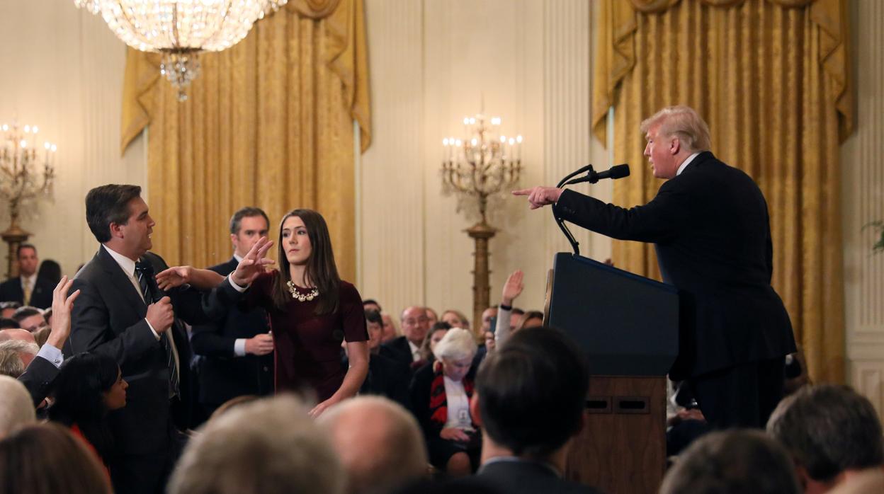 Trump señala a Acosta mientras una empleada de la Casa Blanca coge el micrófono de las manos del periodista