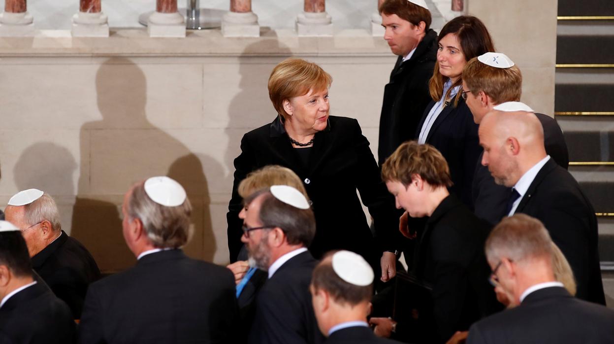 La canciller alemana, Angela Merkel, aparece en una foto en una ceremonia para conmemorar el 80 aniversario de la Noche de los Cristales Rotos