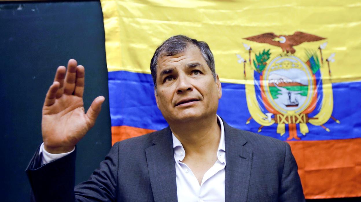 El expresidente de Ecuador Rafael Correa, mientras saluda a su llegada a un acto en España el pasado mes de julio