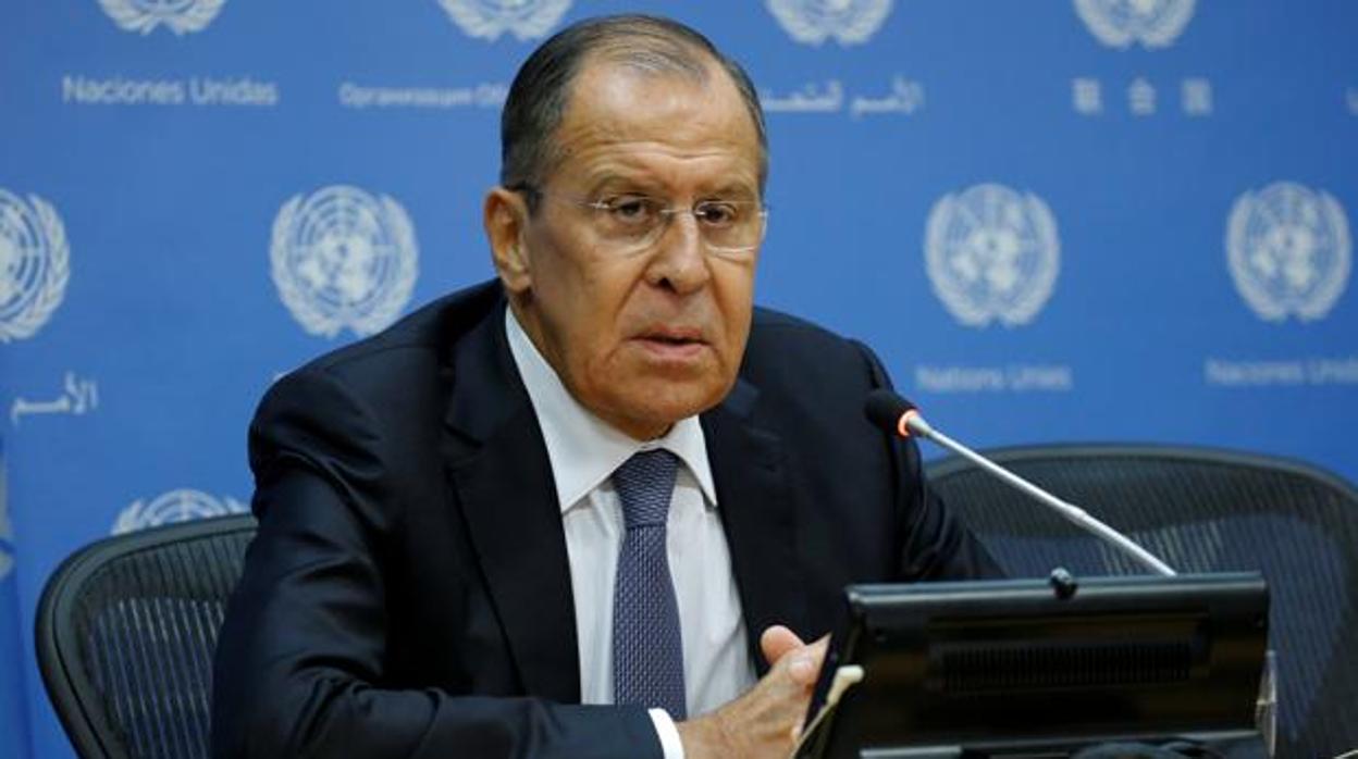 El ministro ruso de Exteriores, Serguéi Lavrov, da la bienvenida al talibán Alhaj Mohamed Sohail Shaina