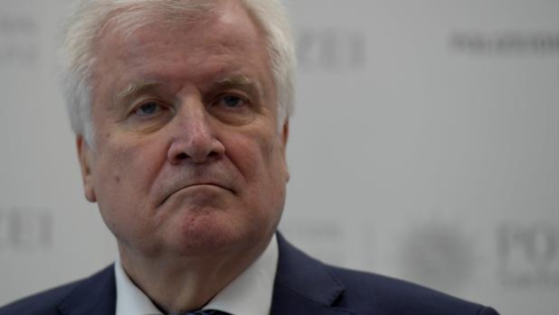 Seehofer dejará la dirección de la CSU, pero seguirá como ministro de Interior