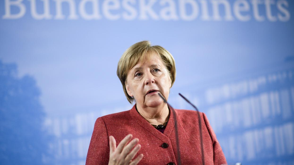 La canciller alemana, Angela Merkel, ofrece una rueda de prensa tras asistir a un Consejo de Ministros sobre digitalización en el Instituto Hasso Plattner en Potsdam (Alemania)