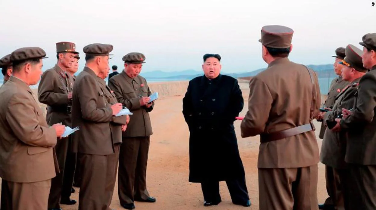 Kim Jong-un habla con oficiales militares tras supervisar la prueba de una nueva arma. Imagen tomada por el Gobierno de Corea del Norte este viernes