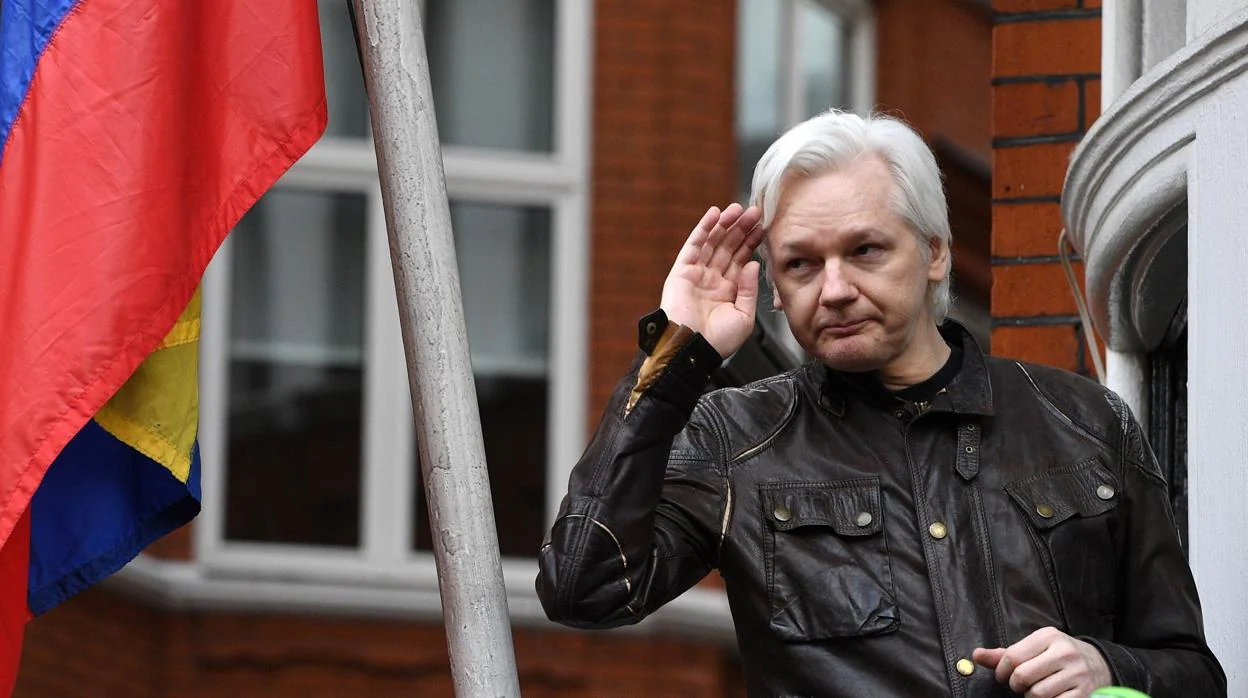 Julian Assange, en el balcón de la Embajada de Ecuador en Londres