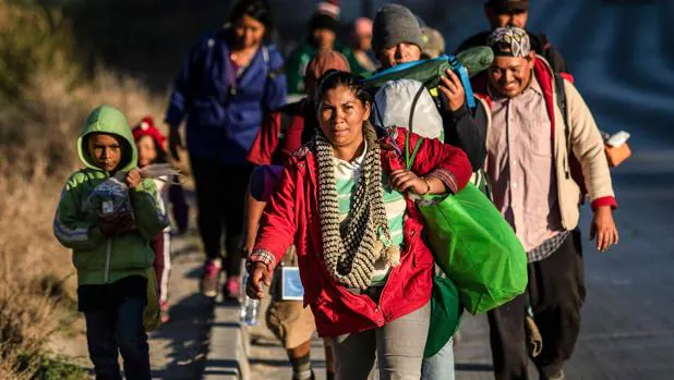 Tijuana recibe con hostilidad a la primera caravana de inmigrantes centroamericanos