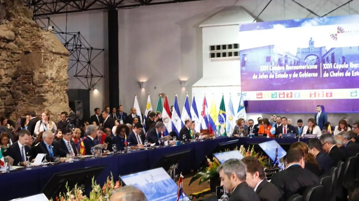 El autoritarismo, la inmigración y la mujer marcan la Cumbre Iberoamericana
