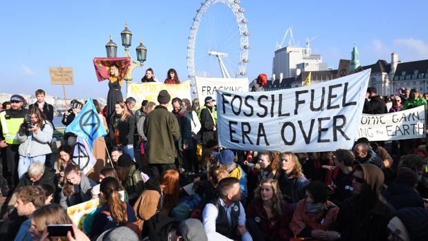 Cientos de manifestantes contra el cambio climático cortan cinco puentes en Londres