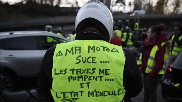 Un muerto y más de doscientos heridos en la marcha de la Francia profunda contra Macron