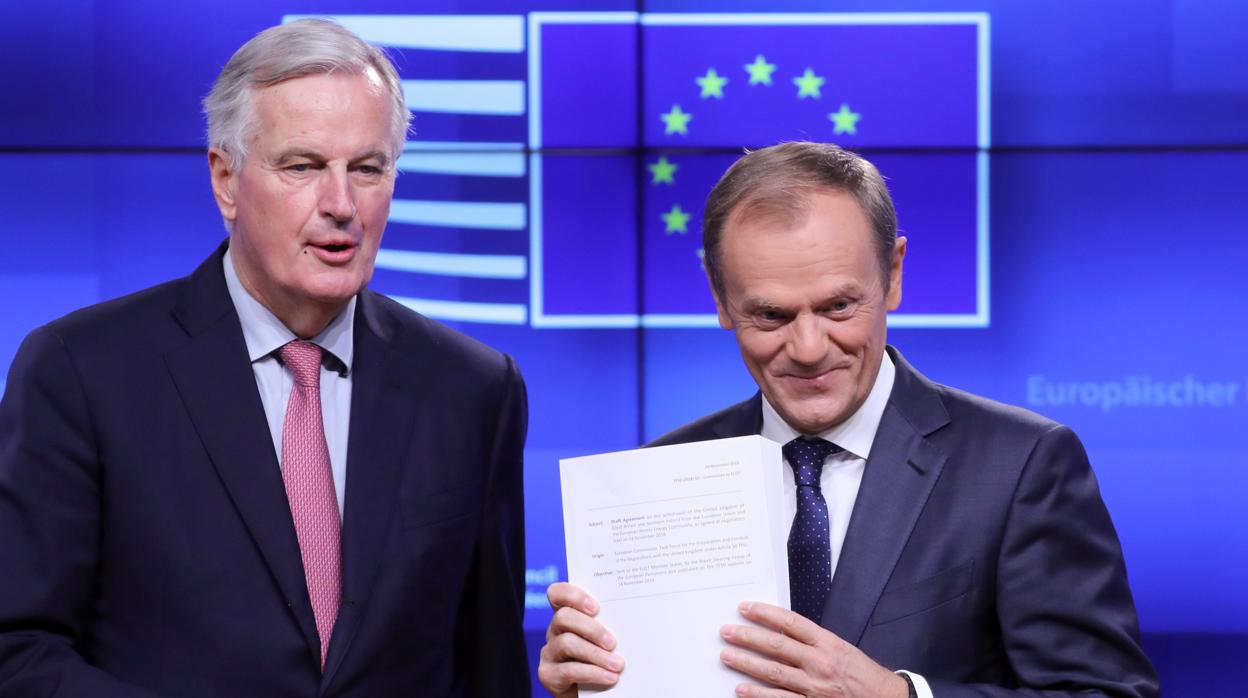 El negociador de la UE, Michele Barnier, entrega el borrador del acuerdo al presidente del Consejo, Donald Tusk