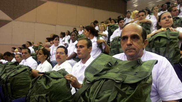 Cuba comienza a repatriar a sus médicos en Brasil en protesta por las declaraciones de Bolsonaro