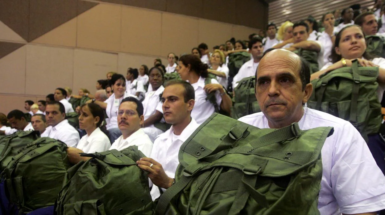 Médicos cubanos asisten a un acto en La Habana