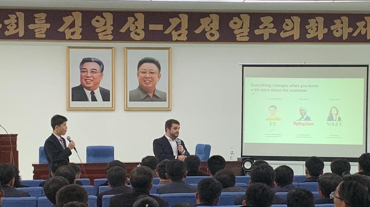 Álvaro Quesada imparte clases de Empresariales en Corea del Norte