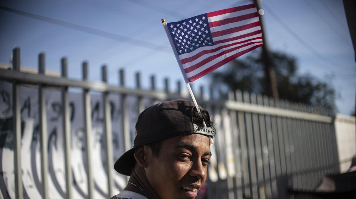 Un centroamericano, frente a la frontera entre México y EE.UU. a la espera de alcanzar una vida mejor