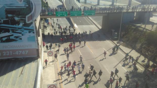 Cientos de inmigrantes tratan de cruzar por la fuerza la frontera entre México y EE.UU. en Tijuana