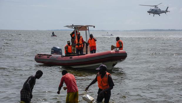 Al menos 31 muertos tras volcar un barco con el doble de pasajeros permitidos en el Lago Victoria en Uganda